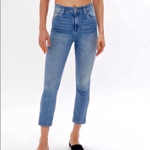 BDG girlfriend cropped Jeans Size 8